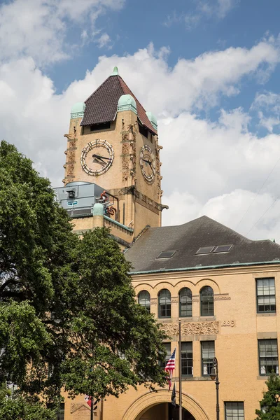 Alter brauner Backsteinbau mit Uhrenturm — Stockfoto