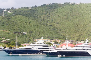 Aziz thomas Harbor üç mavi ve beyaz yatlar