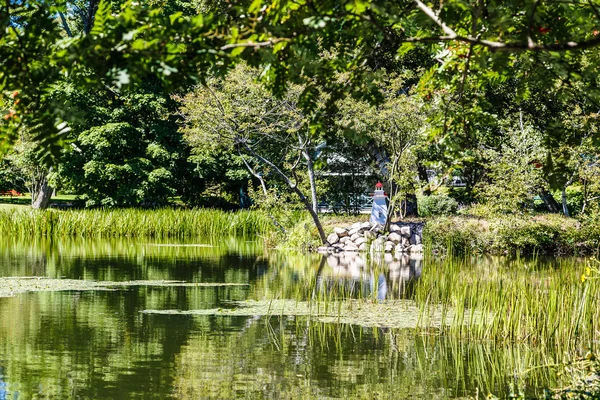 Lago Verde con Faro Modelo — Foto de Stock