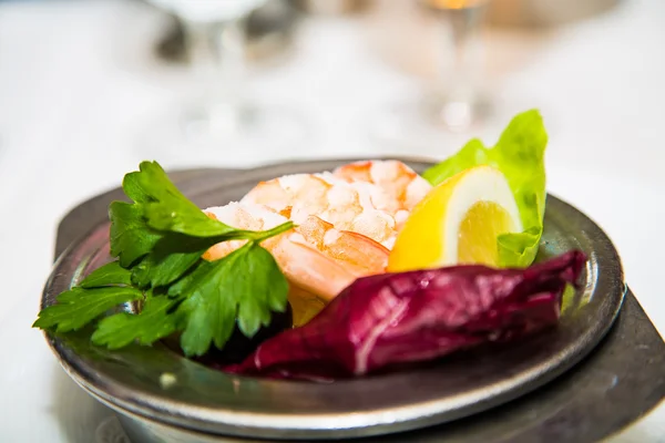 Shrimp Cocktail in silberner Schüssel — Stockfoto