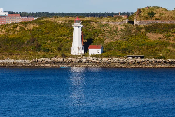 Weißer Leuchtturm an der kanadischen Küste — Stockfoto