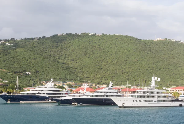 Vier jachten in st thomas — Stockfoto