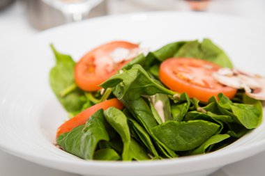 dilimlenmiş domates ıspanak salatası