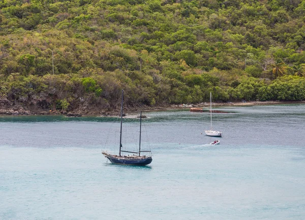 Barca cu pânze albastre în Bay — Fotografie, imagine de stoc