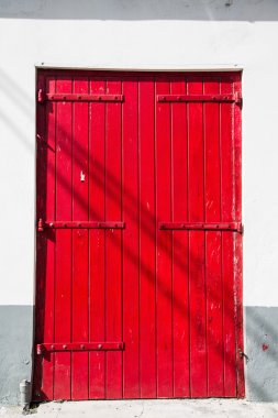 eski kırmızı kapı ile metal menteşeler