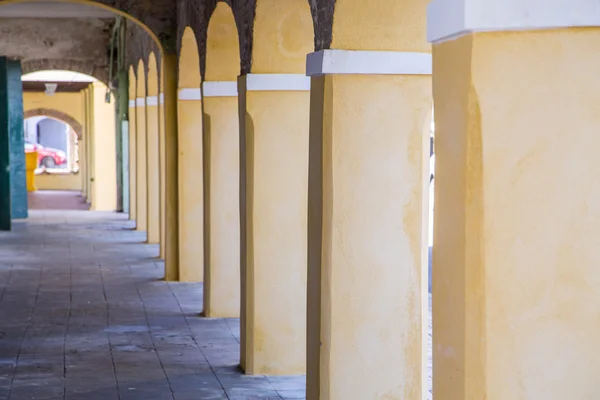 Arcos de gesso amarelo e branco — Fotografia de Stock