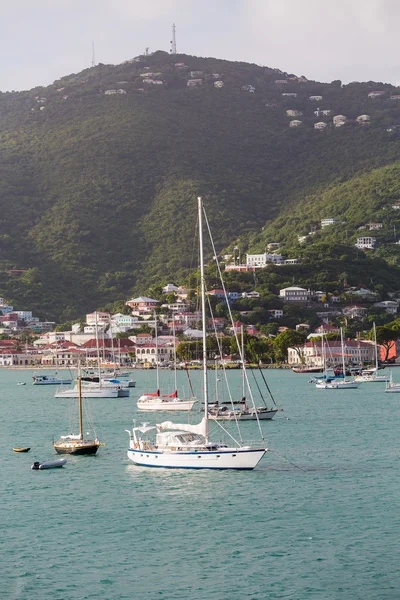 Witte zeilboten in st thomas baai verticale — Stockfoto