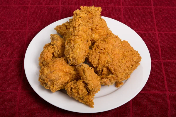 Cinco pedaços de frango frito na toalha vermelha — Fotografia de Stock