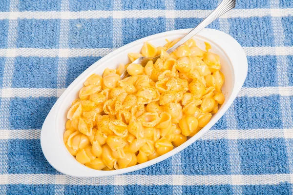Macaroni และชีสกับส้อมบนผ้าขนหนูสีน้ําเงิน — ภาพถ่ายสต็อก
