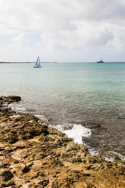 Surf en rocas con velero —  Fotos de Stock