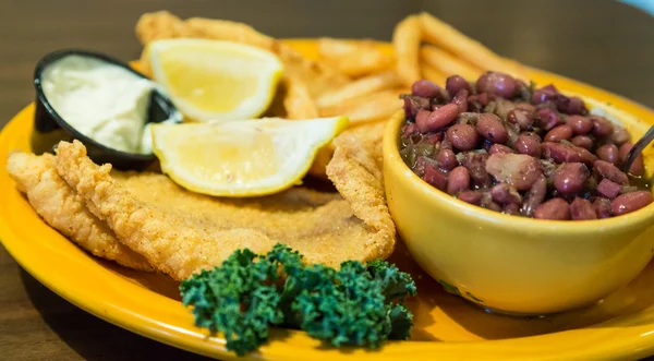 붉은 콩 및 쌀 튀긴된 생선 저녁 식사 — 스톡 사진