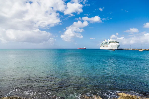 Weißes Kreuzfahrtschiff jenseits der Brandung angedockt — Stockfoto