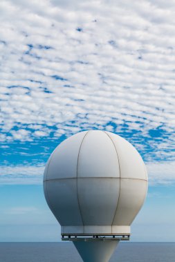 bulutların altında gemi uydu