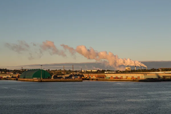 煙突が付いているカナダ海岸にある工業地帯 — ストック写真