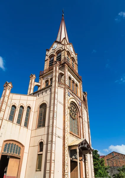 Kahverengi eski kilise ve çan kulesi mavi gökyüzü altında — Stok fotoğraf