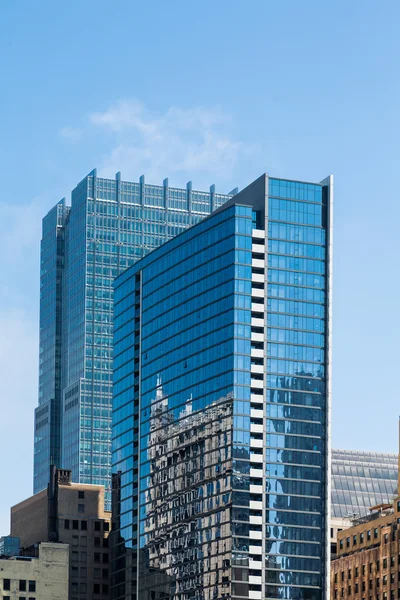 Due torrette blu dell'ufficio di vetro a Chicago — Foto Stock