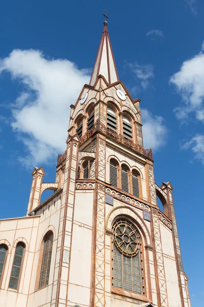 Beautiful Brown Church Steeple Rising Into Sky — Stock Photo, Image