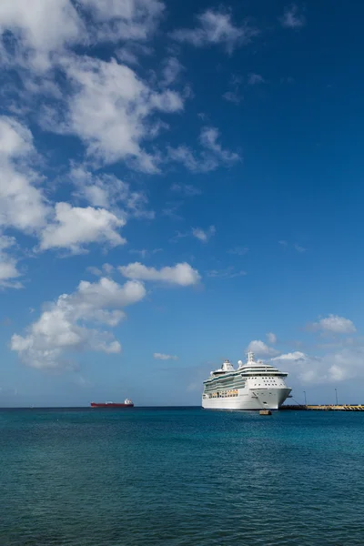 Vit kryssningsfartyg på azurblå havet — Stockfoto