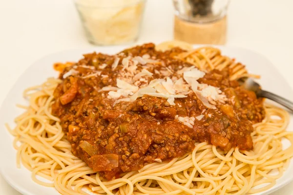 Spaghetti bolognese med parmesanost — Stockfoto