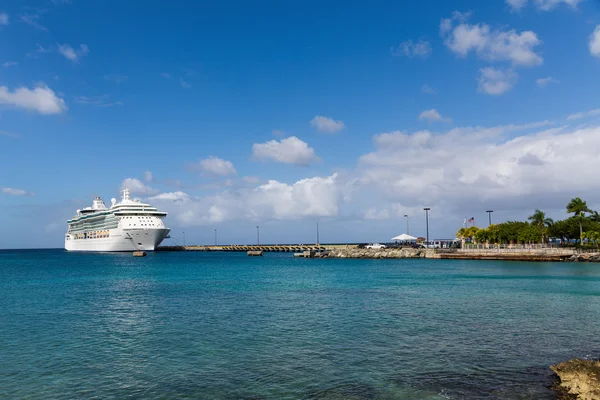 Luxe cruise schip in een droogdok in baai op st croix — Stockfoto