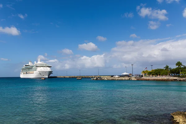 Lüks cruise gemisi st croix üzerinde koyunda demirledi — Stok fotoğraf