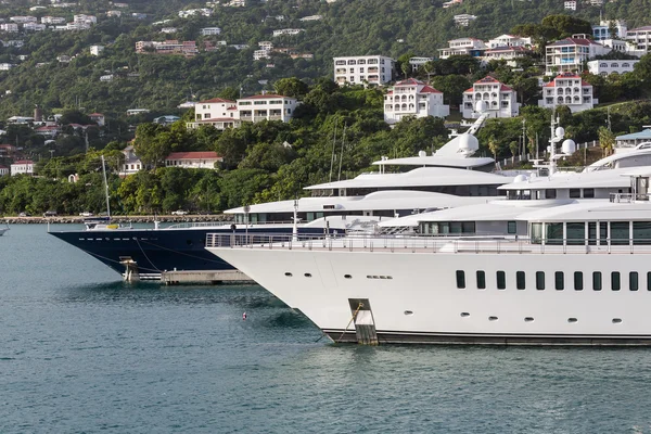 Massive White and Blue Yachts a St Thomas — Foto Stock