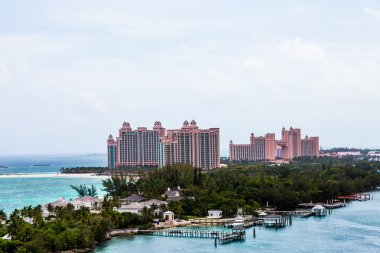 pembe resort tropikal evleri ötesinde