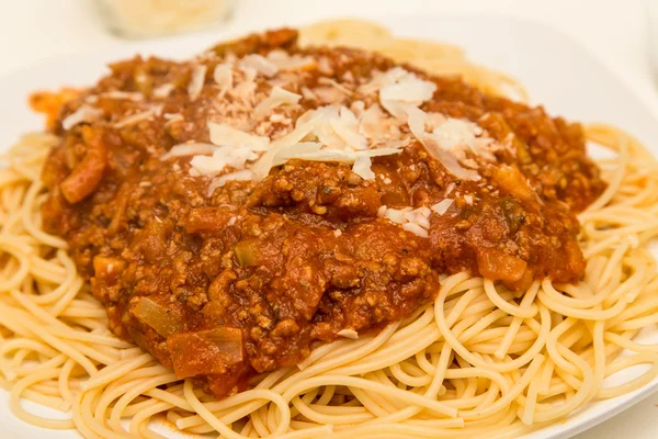 Parmesanost på Spaghetti Bolognese — Stockfoto