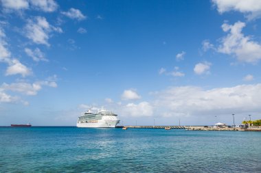 iskelede cruise gemisi ile kırmızı yük gemisi
