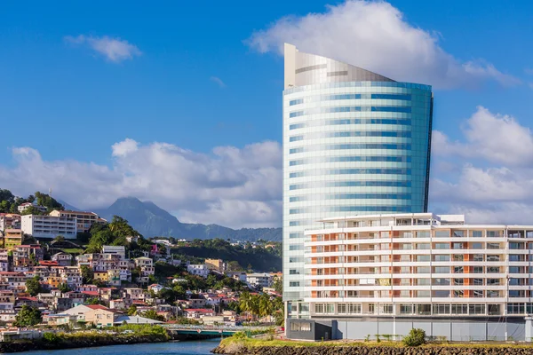 Moderno Hotel Azul y Blanco en la Costa de Martinica — Foto de Stock