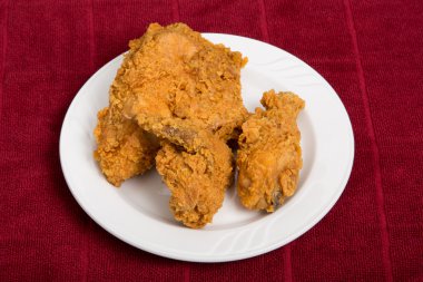 kızarmış tavuk küçük beyaz tabak ve kırmızı havlu