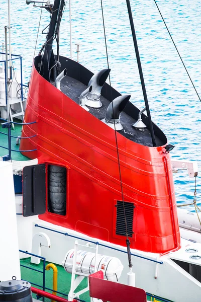 Torre rossa Conning sulla vecchia barca — Foto Stock