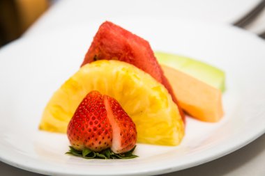 Split çilek ve doğranmış ananas