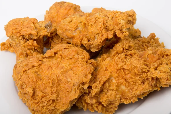 Zbliżenie Fried Chicken na białym talerzu — Zdjęcie stockowe
