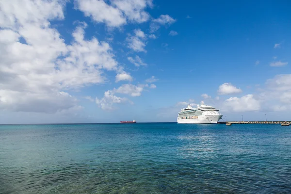 Kreuzfahrtschiff überquert ruhige blaue Bucht — Stockfoto