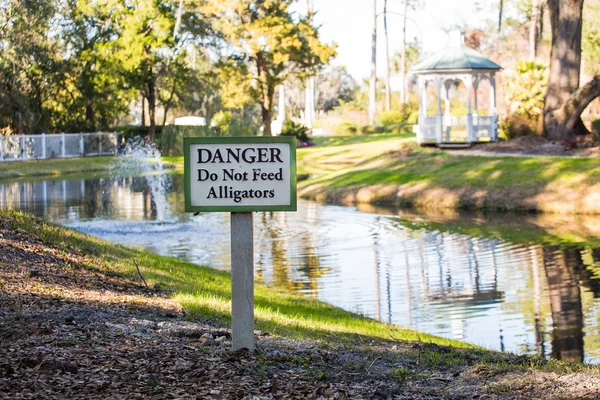 Danger Do not Feed Alligators — стоковое фото