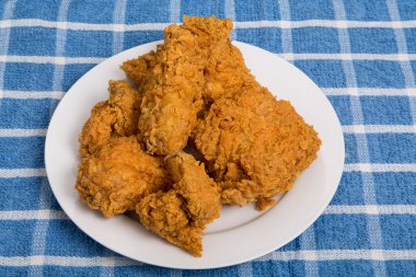 Gevrek Fried Chicken beyaz plaka ve mavi havlu