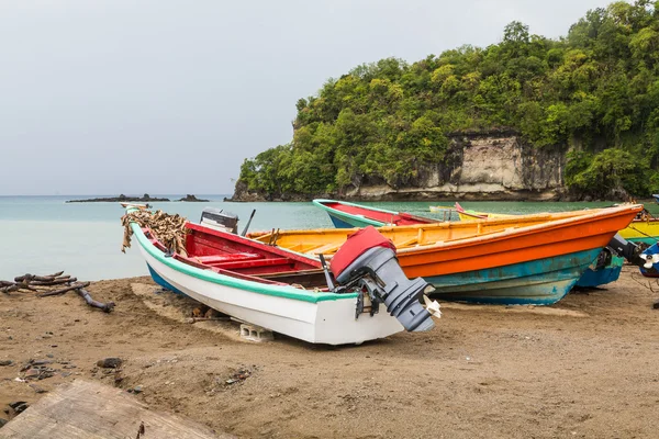 Kolorowe rybackie łodzie na plaży St. Lucia — Zdjęcie stockowe