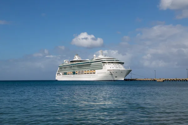 Navio de cruzeiro branco no final do cais — Fotografia de Stock