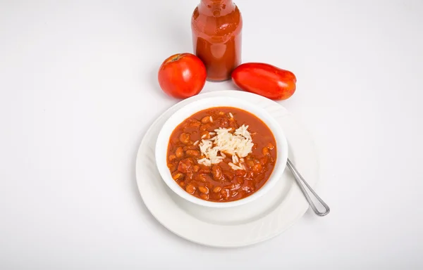 Chili en rijst in witte kom met verse tomaten — Stockfoto