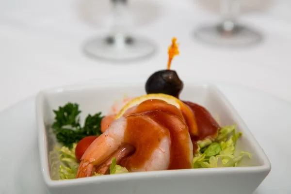 Cocktail de camarão decorado com azeitona preta — Fotografia de Stock