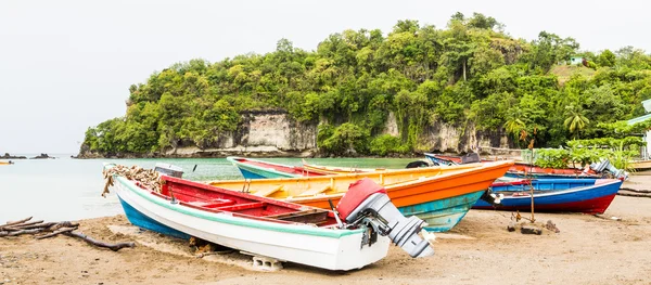 Quattro barche da pesca colorate sulla spiaggia — Foto Stock