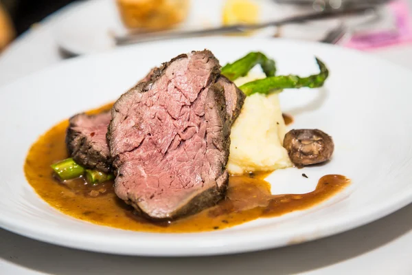 Prime Rib on Mashed Potatoes with Asparagus — Stock Photo, Image