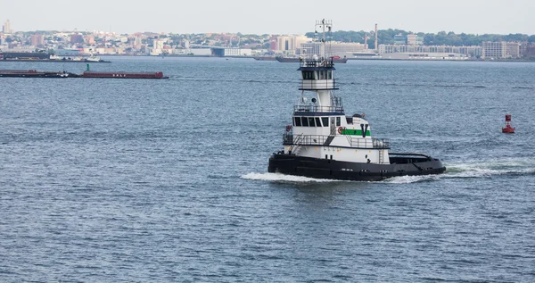 Barco de rebocador verde e branco no porto de Nova York — Fotografia de Stock