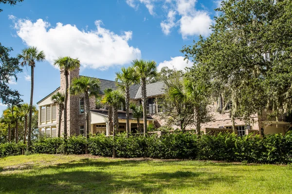 Brown Brick Mansion with Palm Trees Under Blue Sky — Stock Photo, Image