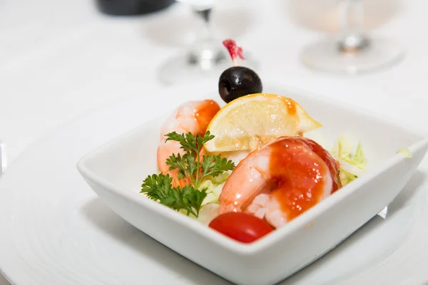 Shrimp Cocktail Garnished with Lemon Wedge and Black Olive — Stock Photo, Image