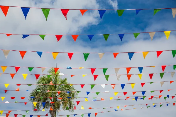 Bandeiras de bandeira sob céu tropical — Fotografia de Stock