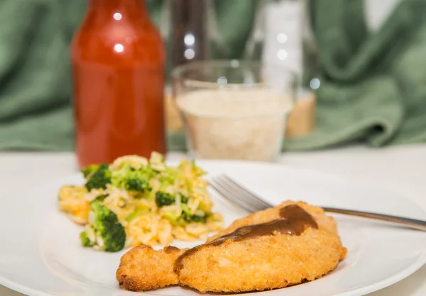 Poitrine de poulet panée avec riz brocoli — Photo