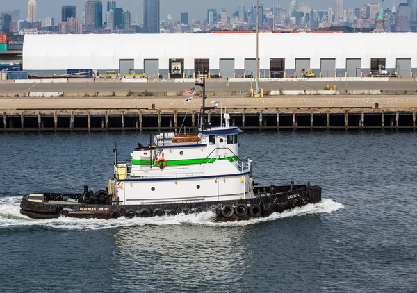 Groene en witte sleepboot uit Brooklyn — Stockfoto