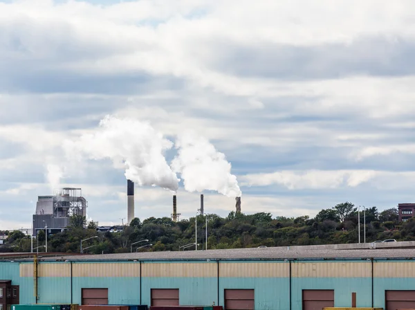 Smokestacks Beyond Commercial Area — Stock Photo, Image